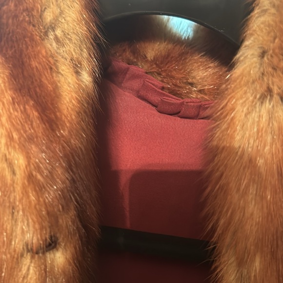 Gorgeous fur cape looks brand new - Picture 5 of 5
